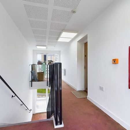 Chic City Centre Apartment With Allocated Parking Swansea Esterno foto