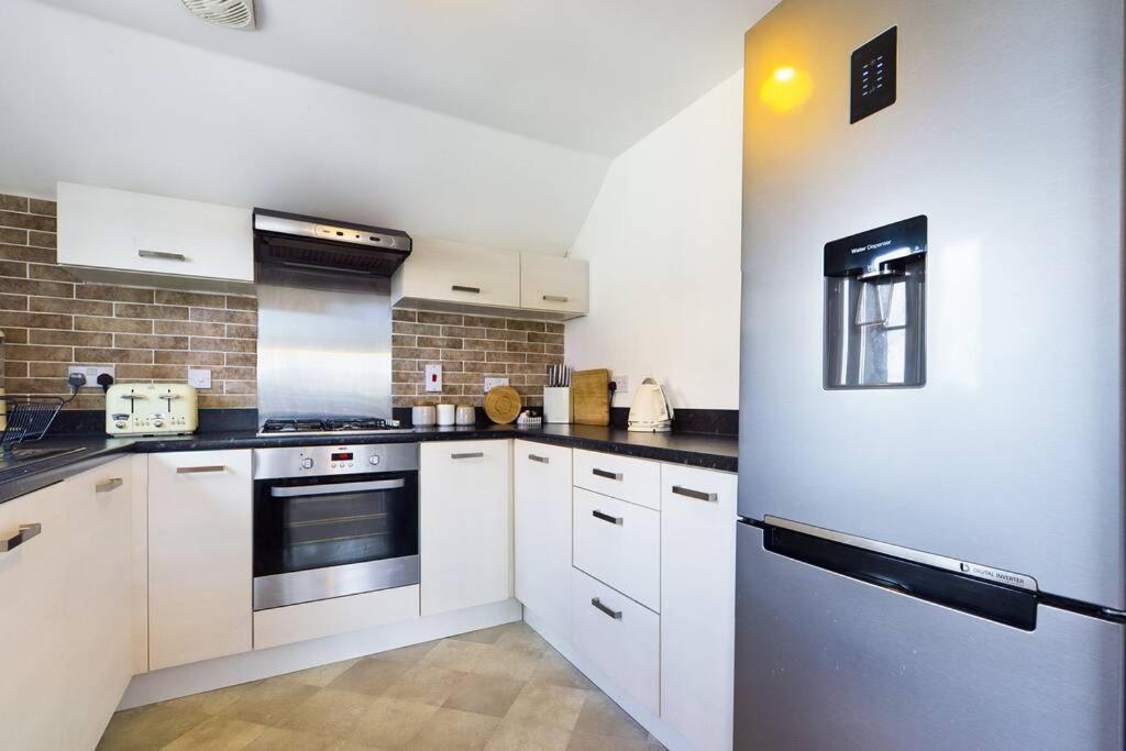 Chic City Centre Apartment With Allocated Parking Swansea Esterno foto