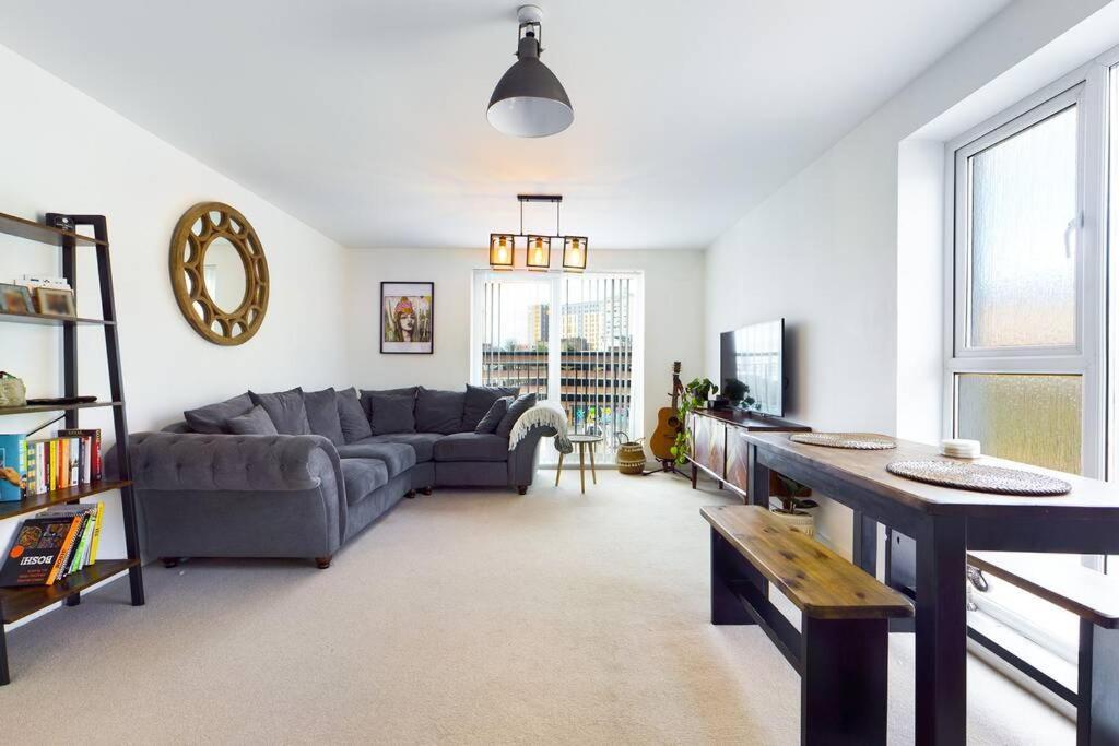 Chic City Centre Apartment With Allocated Parking Swansea Esterno foto