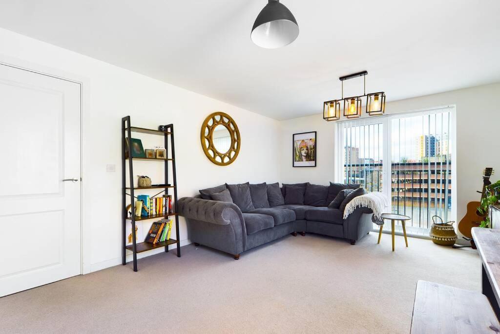 Chic City Centre Apartment With Allocated Parking Swansea Esterno foto