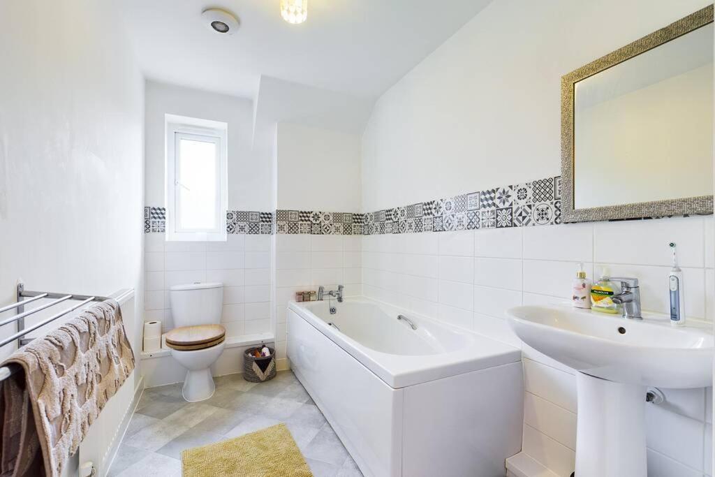 Chic City Centre Apartment With Allocated Parking Swansea Esterno foto