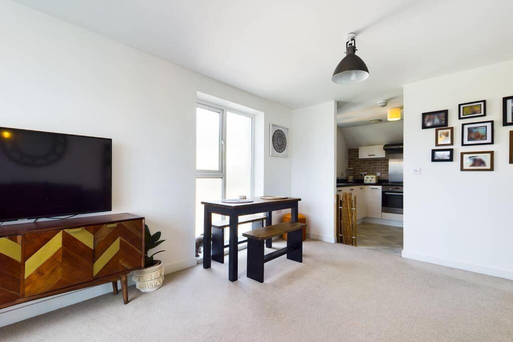 Chic City Centre Apartment With Allocated Parking Swansea Esterno foto