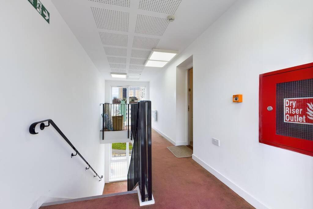 Chic City Centre Apartment With Allocated Parking Swansea Esterno foto